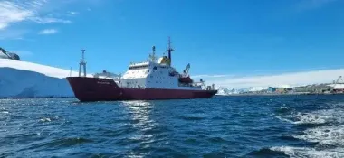 Маневрировали между айсбергами: как украинская "Ноосфера" впервые пересекла Южный полярный круг