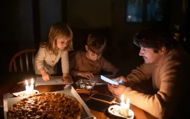 Свет будут выключать не во всех регионах: "Укрэнерго" показало графики на 17 декабря