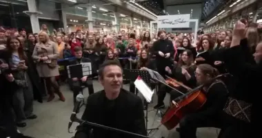 Святослав Вакарчук спел колядку в Лондоне на благотворительном концерте