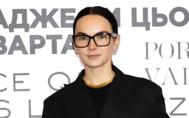 Дружина Мірошниченка показала, як носити високі чоботи та міні