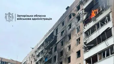Russia attacks Zaporizhzhia, hitting apartment block – video