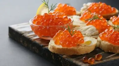 Не дай себя обмануть перед Новым годом: как за 2 секунды отличить настоящую красную икру от фальсификата