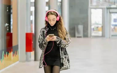 Українці ігнорують новини про війну заради музики та YouTube (опитування)