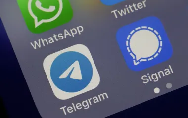 В WhatsApp и Signal нашли скрытую слежку за миллиардами пользователей: что известно