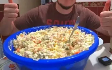 Тазик по цене золота: сколько обойдется новогоднее Оливье для украинцев в 2025 году