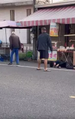 Чоловік знепритомнів просто на вулиці після укусу власної змії — фото