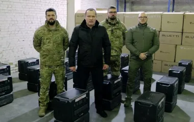 Бойцы 81-й бригады получили от "Украинской команды" мощные зарядные станции, - Палатный