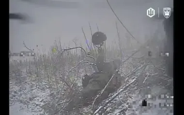 He defended himself with his helmet and foot, but lost both: fighters from "Madiar’s Birds" struck Russian soldier. VIDEO