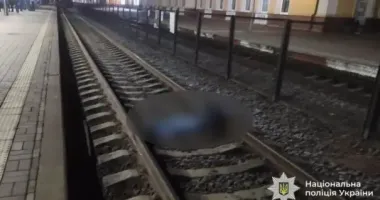 На вокзале в Виннице поезд насмерть сбил 18-летнюю девушку