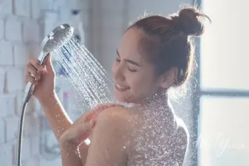 Вы принимаете душ неправильно: дерматологи объяснили главную ошибку