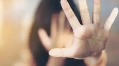 В Киеве школьники избили девочку прямо в коридоре (видео)