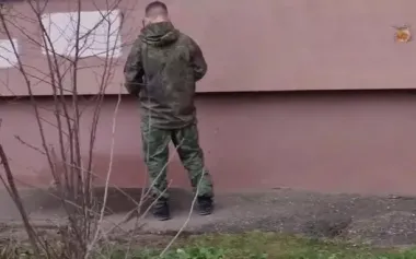 In Russia, "SMO hero" relieves himself on apartment building wall in public: "What’s difference?!". VIDEO