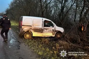 Проехал 9 км и врезался в дерево: в Шепетовке задержали мужчину, который похитил и разбил Renault