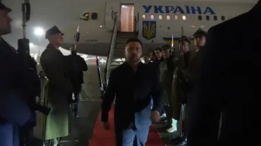Zelenskyy arrives in Poland – video