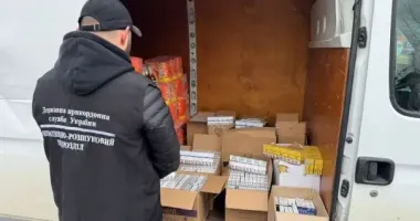 36-летний закарпатец пытался провезти 10 ящиков сигарет на 300 тыс. грн: что грозит водителю