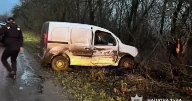 Проехал 9 км и врезался в дерево: в Хмельницкой области мужчина угнал и разбил авто