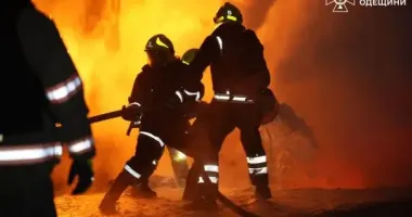 На Одещині після нічної атаки РФ спалахнула пожежа на енергооб'єкті